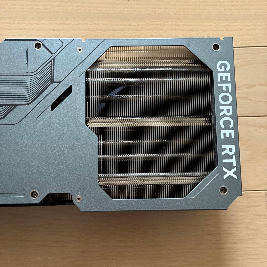 gigabyte RTX 4090 ヒートシンク　ファン　バックプレート　LED