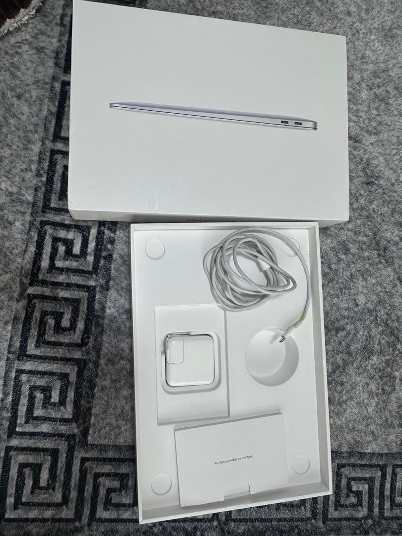 シルバーMacBook Air本体とても綺麗な状態。箱・充電器