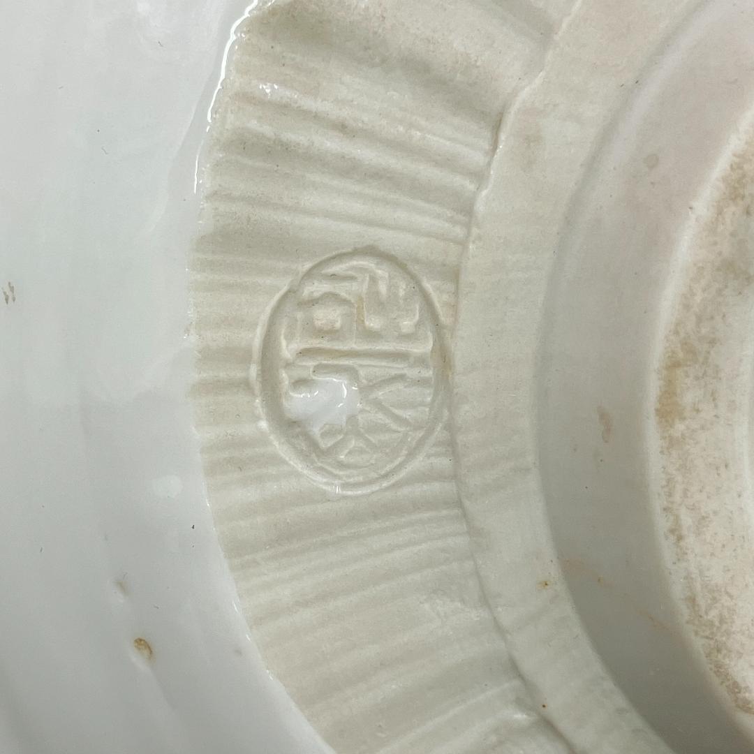 美品 出石窯 永山造 白磁 抹茶碗 直径12.5cm 菊葉文様 　R8SA82