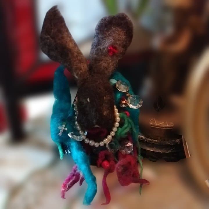 ウサギの大きなブローチ