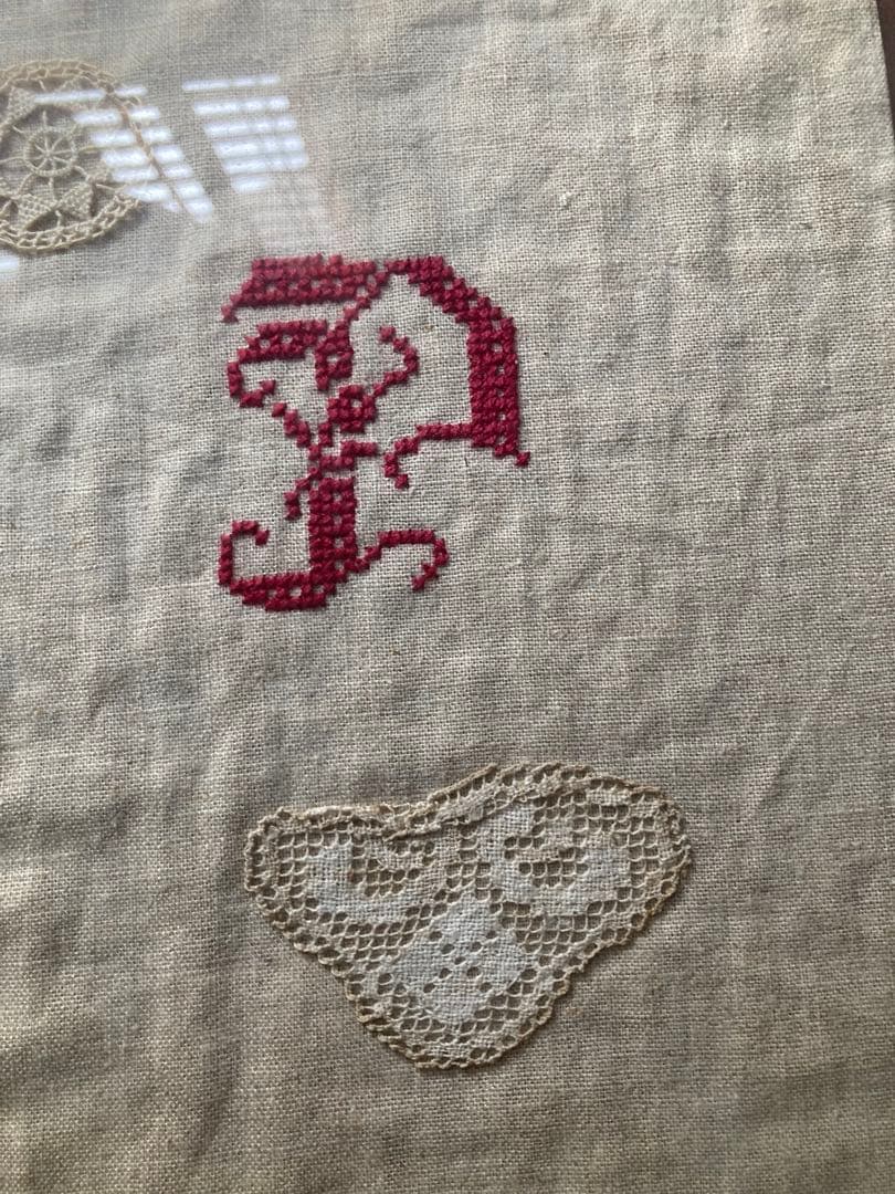 刺繍とレースのコラージュの大きな額
