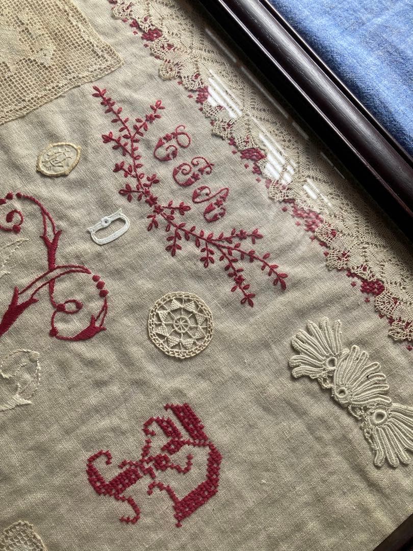 刺繍とレースのコラージュの大きな額