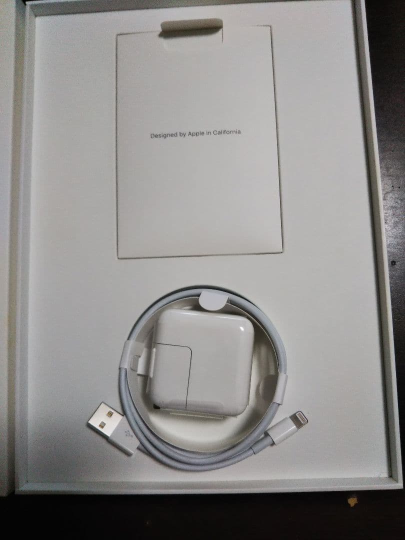iPad (6th Generation) 箱と充電器とケーブルと説明書
