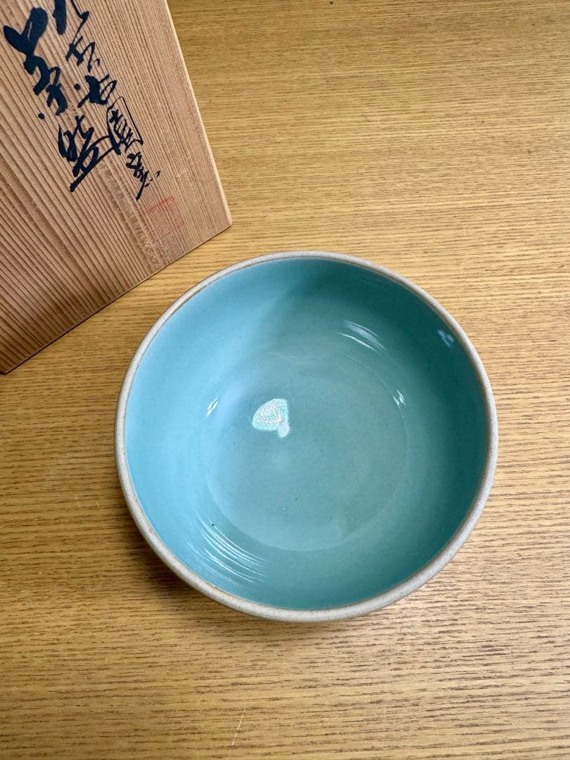 679九谷焼　九谷右園　金彩赤絵　茶碗　茶盌　共箱　栞