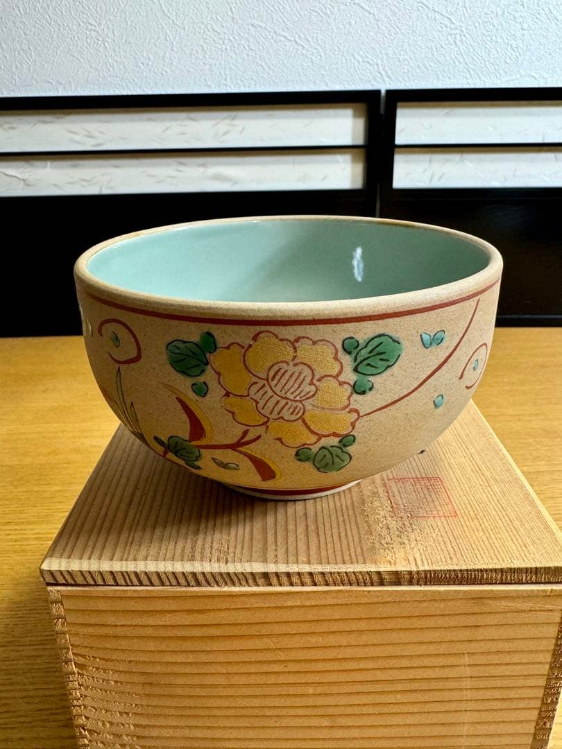 679九谷焼　九谷右園　金彩赤絵　茶碗　茶盌　共箱　栞