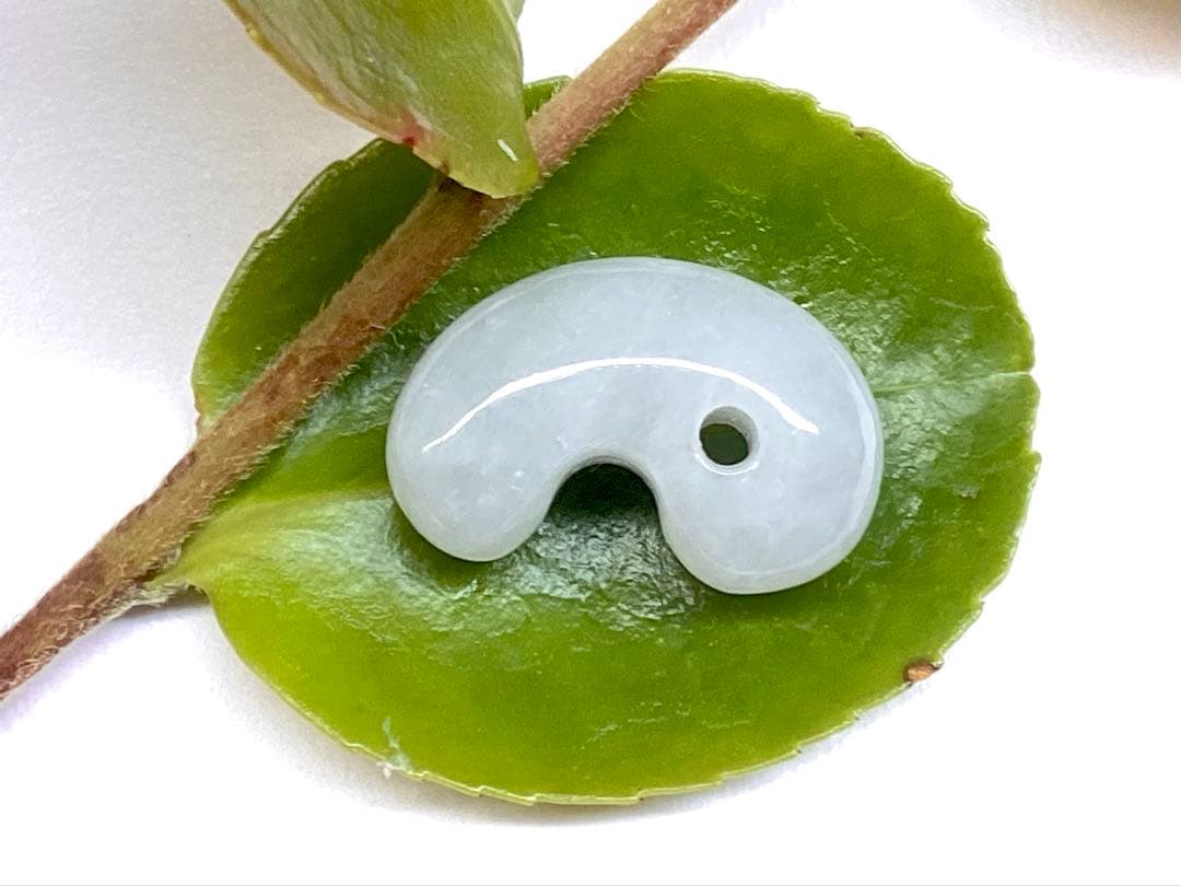 ✳氷‼️ 本物アイスジェイド‼️ 高価糸魚川翡翠勾玉　お身近に本物守護石を　鑑定済み