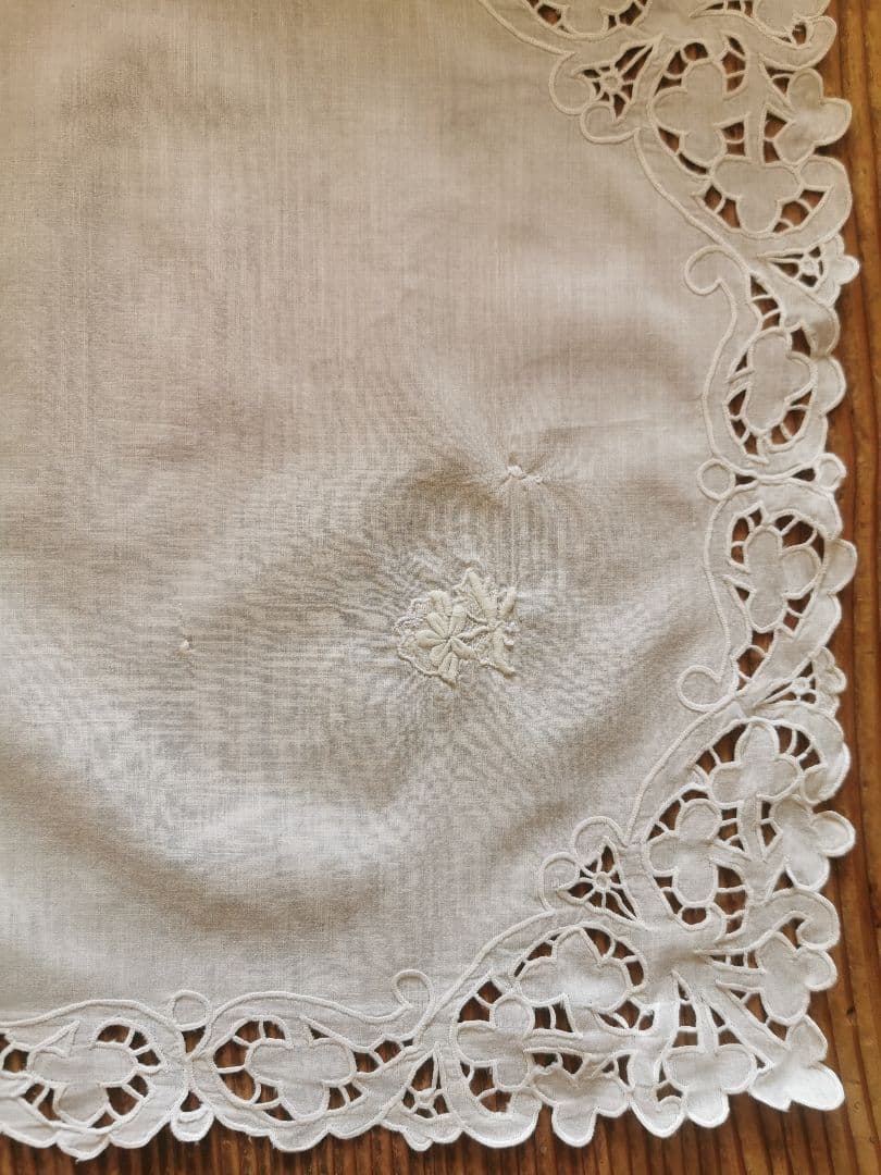アンティーク オープンカットワーク刺繍三つ葉のクローバー リネン織ハンカチクロス