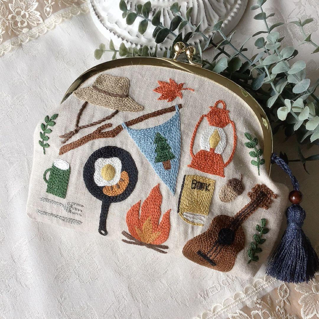 キャンパーのがま口ポーチ　手刺繍　ハンドメイド