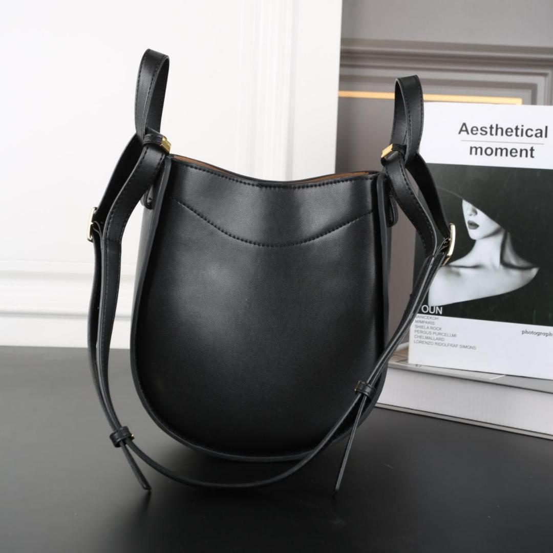 Loewe ブラックレザー風ショルダーバッグ