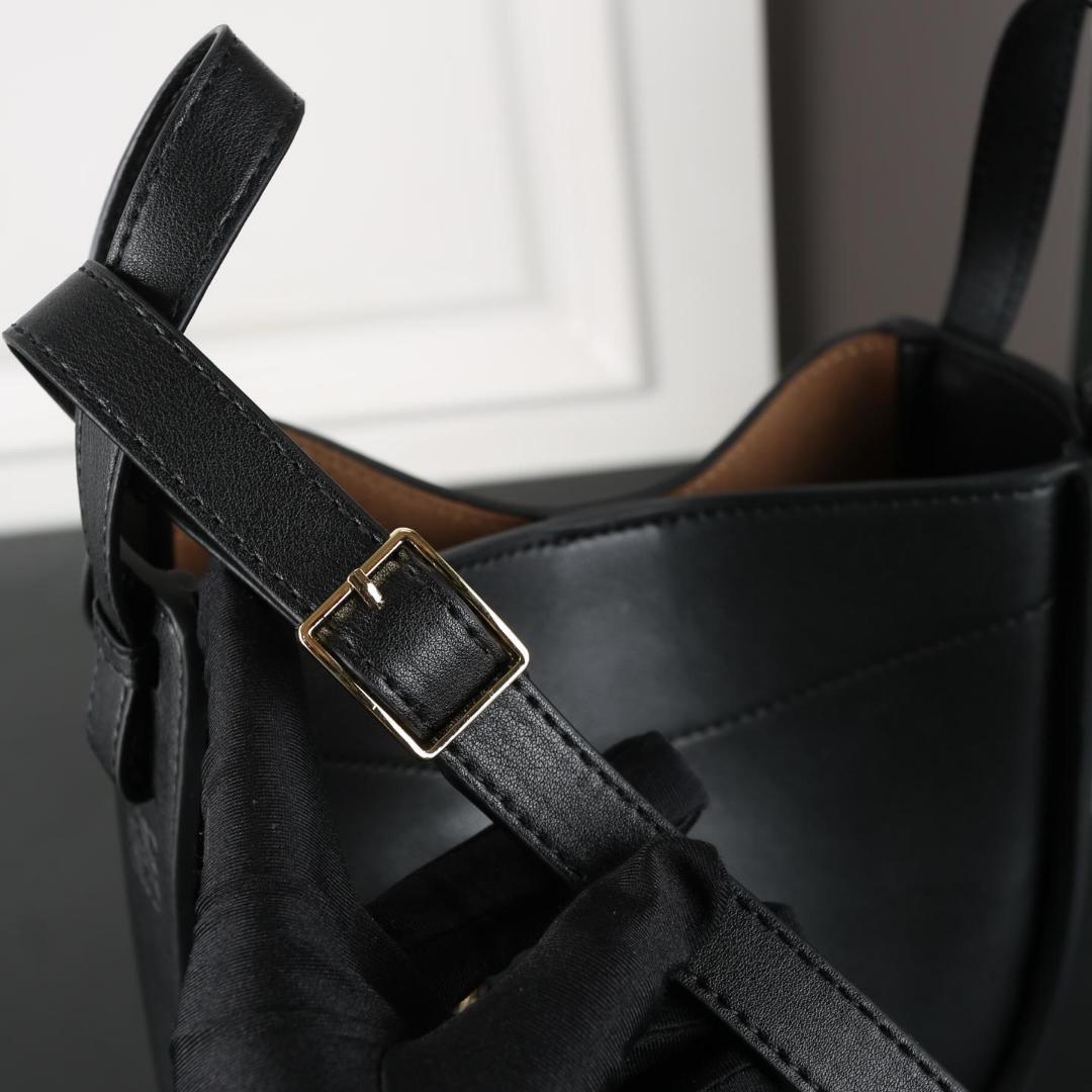 Loewe ブラックレザー風ショルダーバッグ