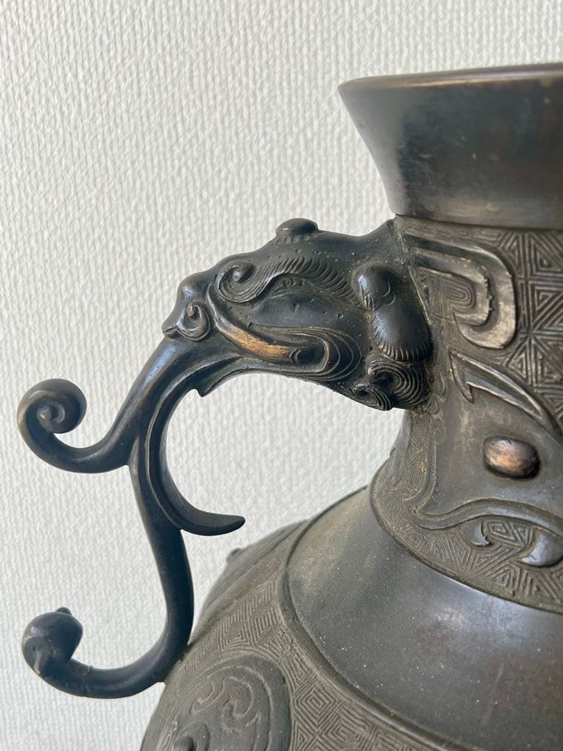 金属製彫刻模様壺 獣のハンドル付き