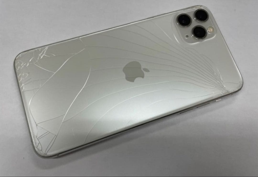 iPhone11ProMax シルバー 64GB 背面割れ