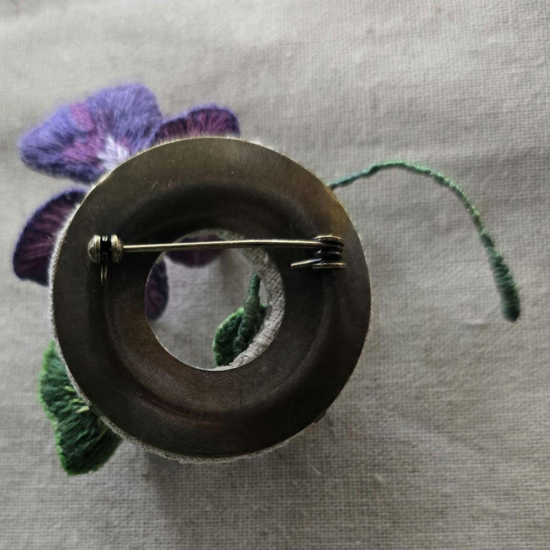 週末特価)立体刺繍 リースブローチ
