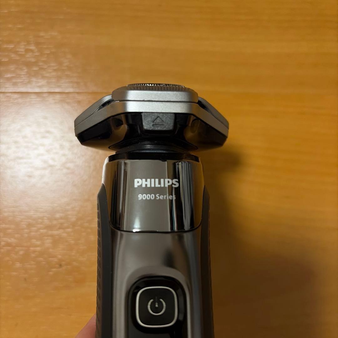 Philips 9000 Series 電気シェーバー　洗浄液付き