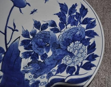 古伊万里・染付獅子に牡丹大皿