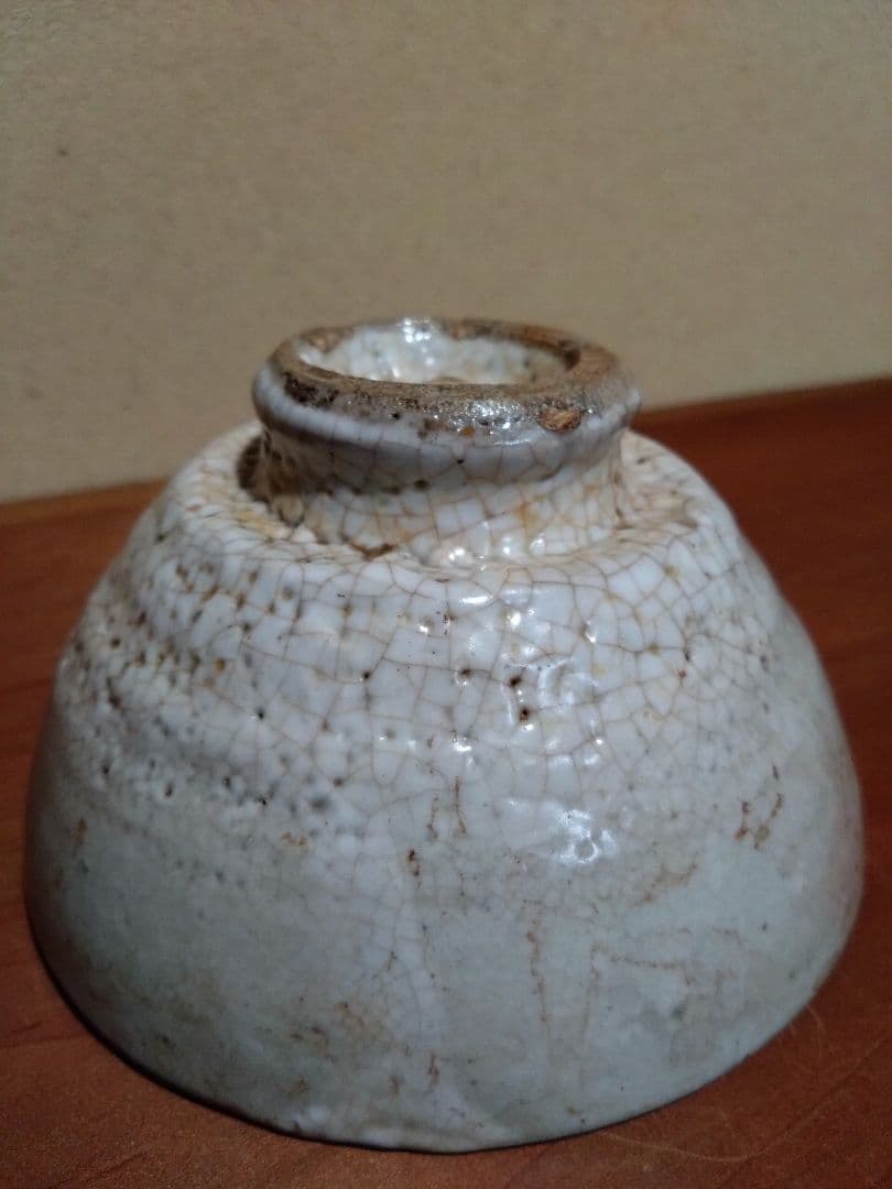 異次元の 李朝 ボコボコ枇杷色 白磁 茶碗