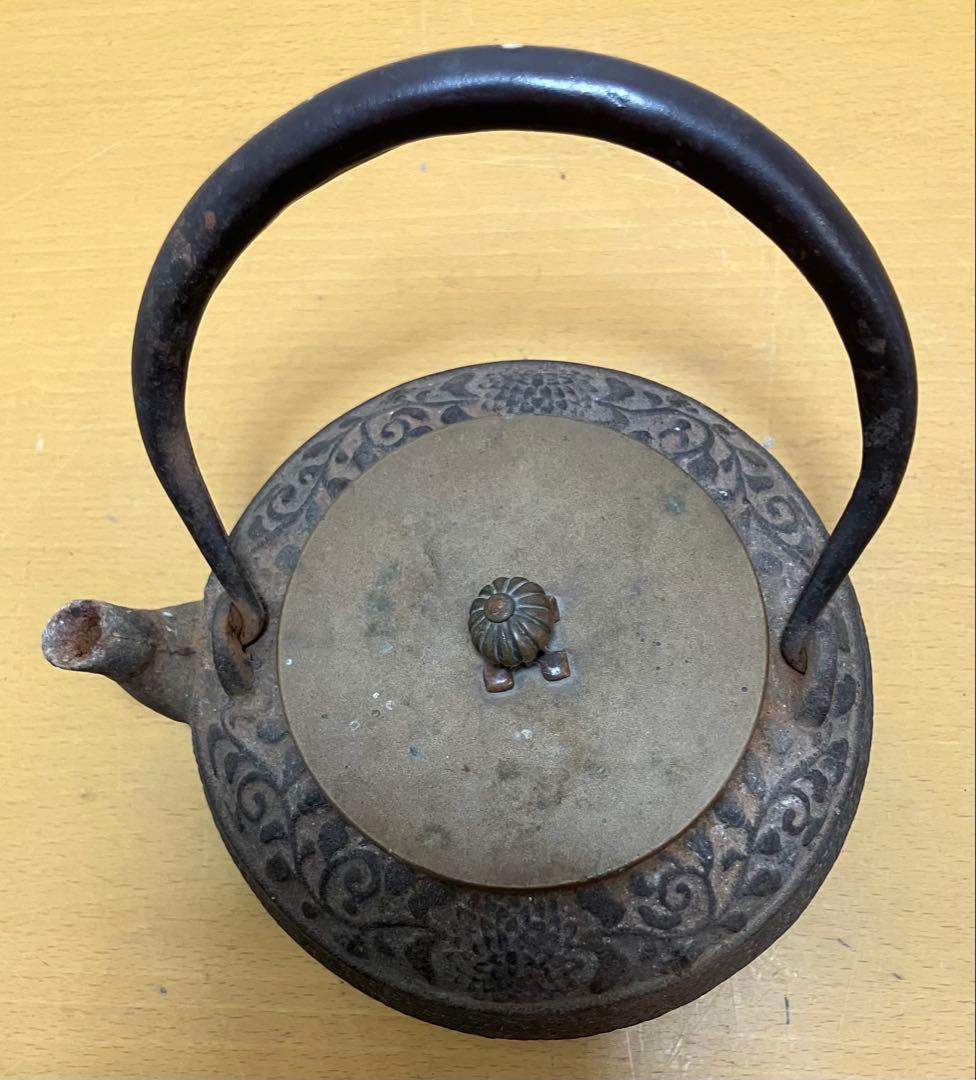 ②【古美術】龍文堂造 鉄瓶 菊地紋 銅蓋 京鉄瓶 煎茶道具 骨董