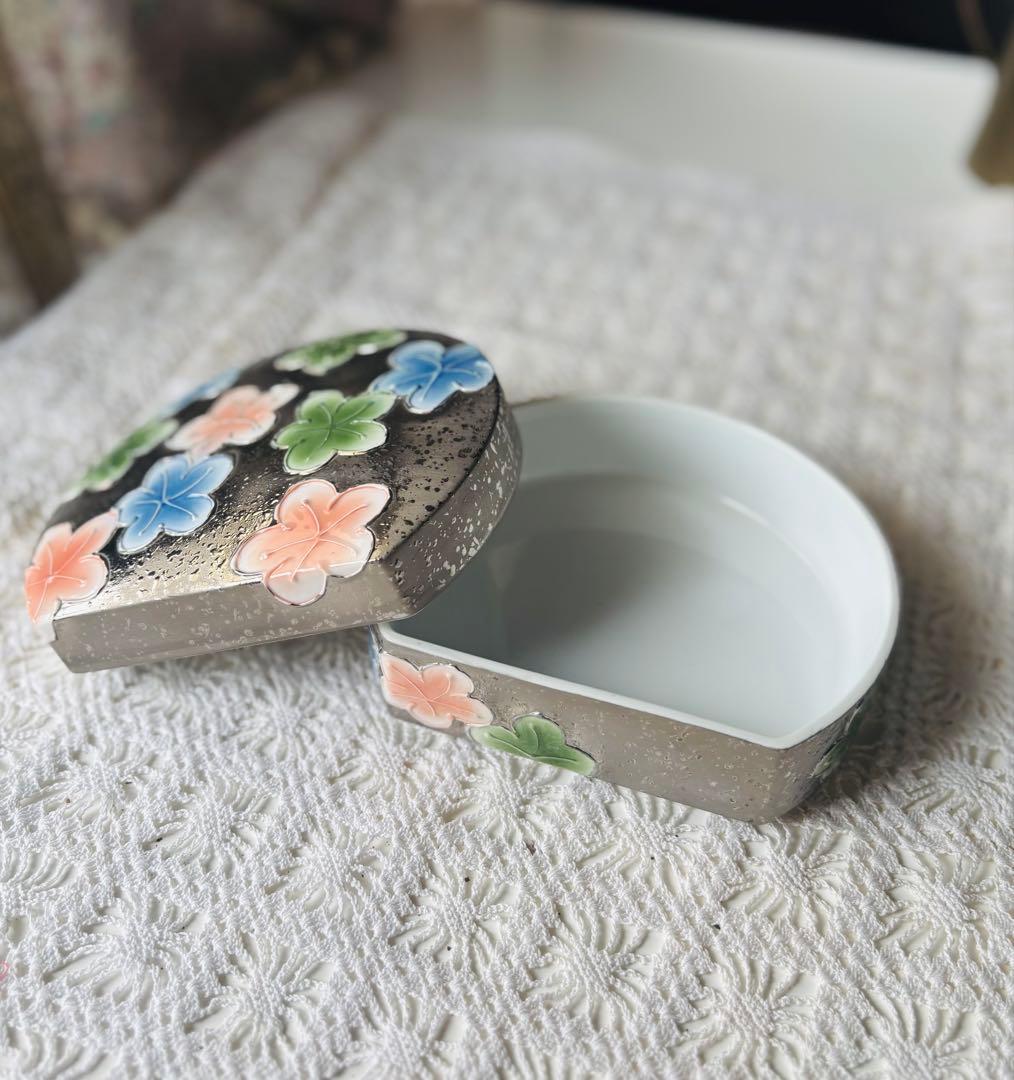 有田焼　文山窯　プラチナ　陶箱　梅柄　有田焼　菓子器　小物入れ