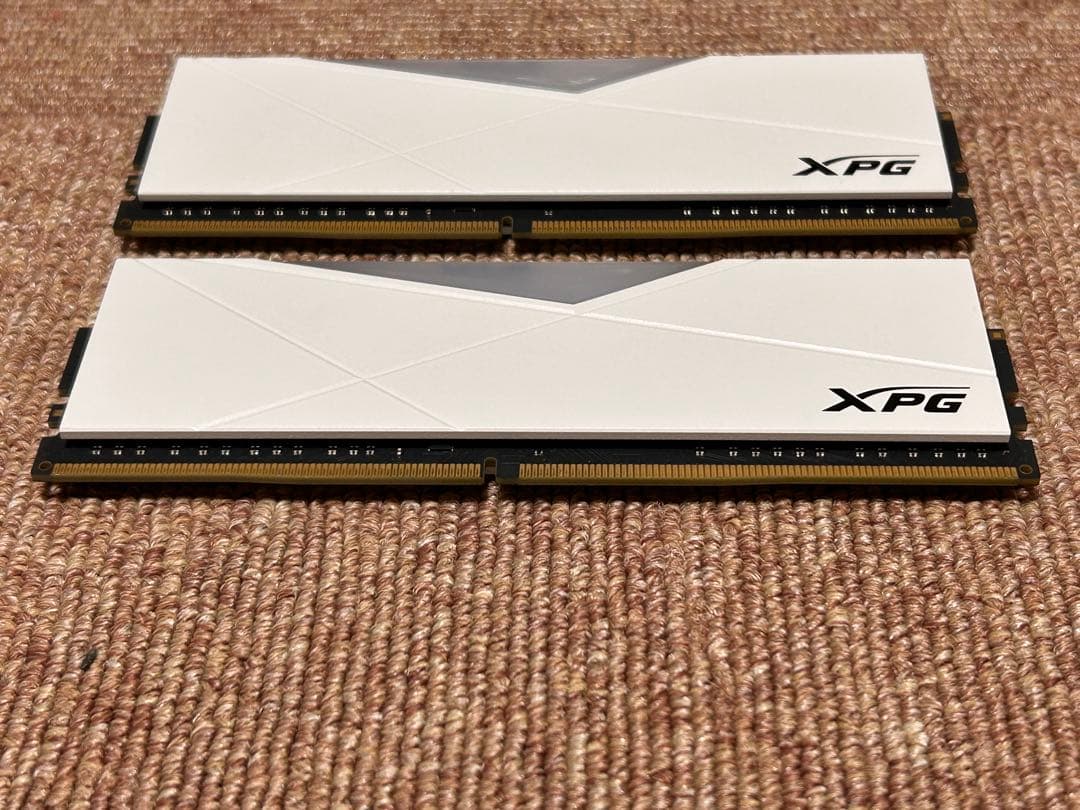 XPG DDR4 16GB メモリー RGB ホワイト AX4U32008G16