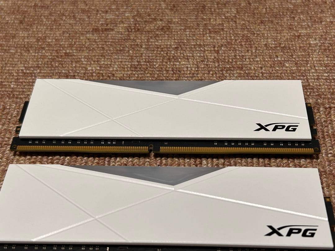 XPG DDR4 16GB メモリー RGB ホワイト AX4U32008G16