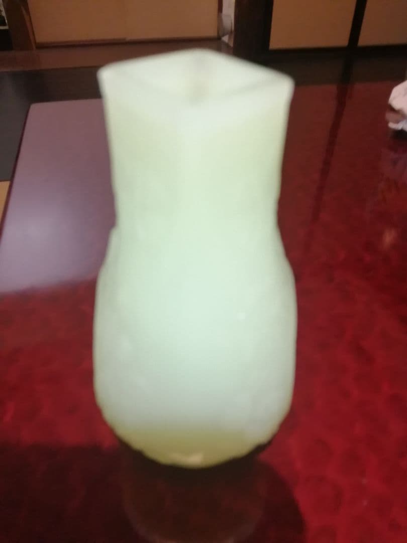 翡翠？　和田玉？　山水図　花瓶　淡い緑色の彫刻模様の置物