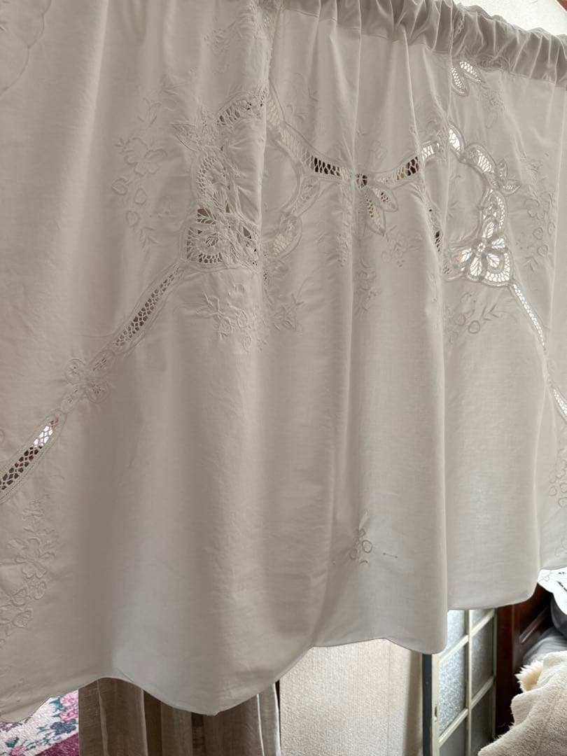 フランスアンティークஐ⋆*ホワイト花柄刺繍のカフェカーテン・ドイリー付き