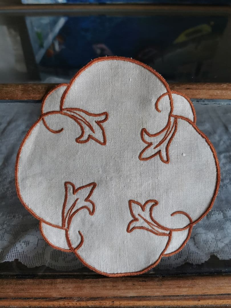 アンティーク フランス ブラウンの百合紋刺繍 バターアイボリー リネンドイリー