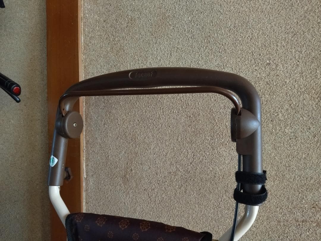 上品な柄のシルバーカーです