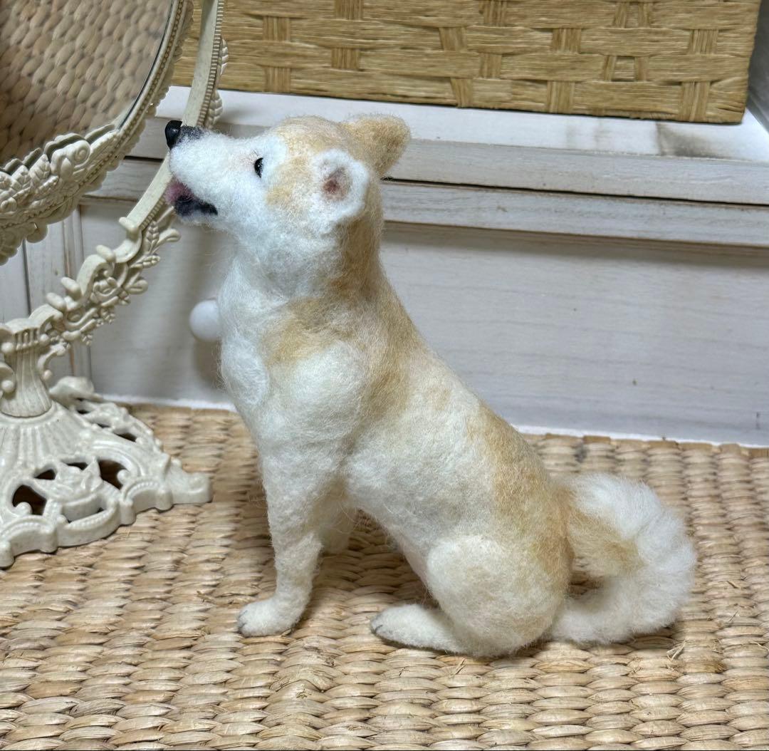羊毛フェルト お座り犬 クリーム色　柴犬❣️