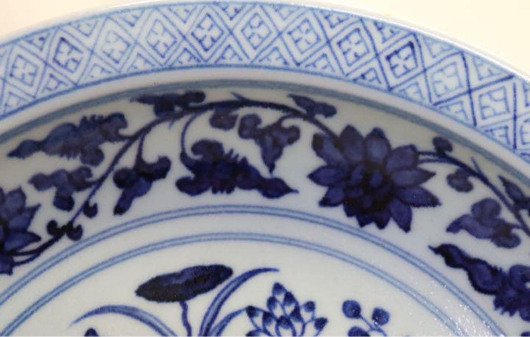 中国　大明青花染付大皿　蓮花鳥図 y704