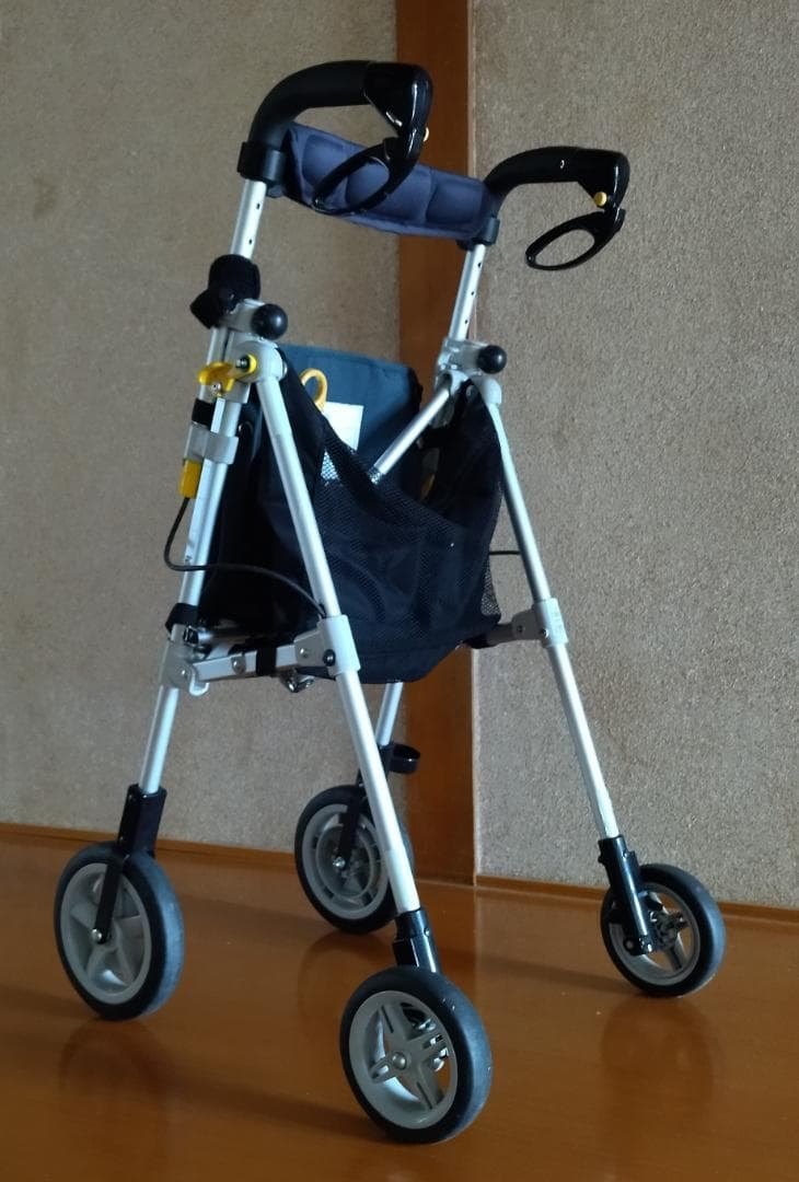 歩行器　シルバーカー　アルミ製で軽いです