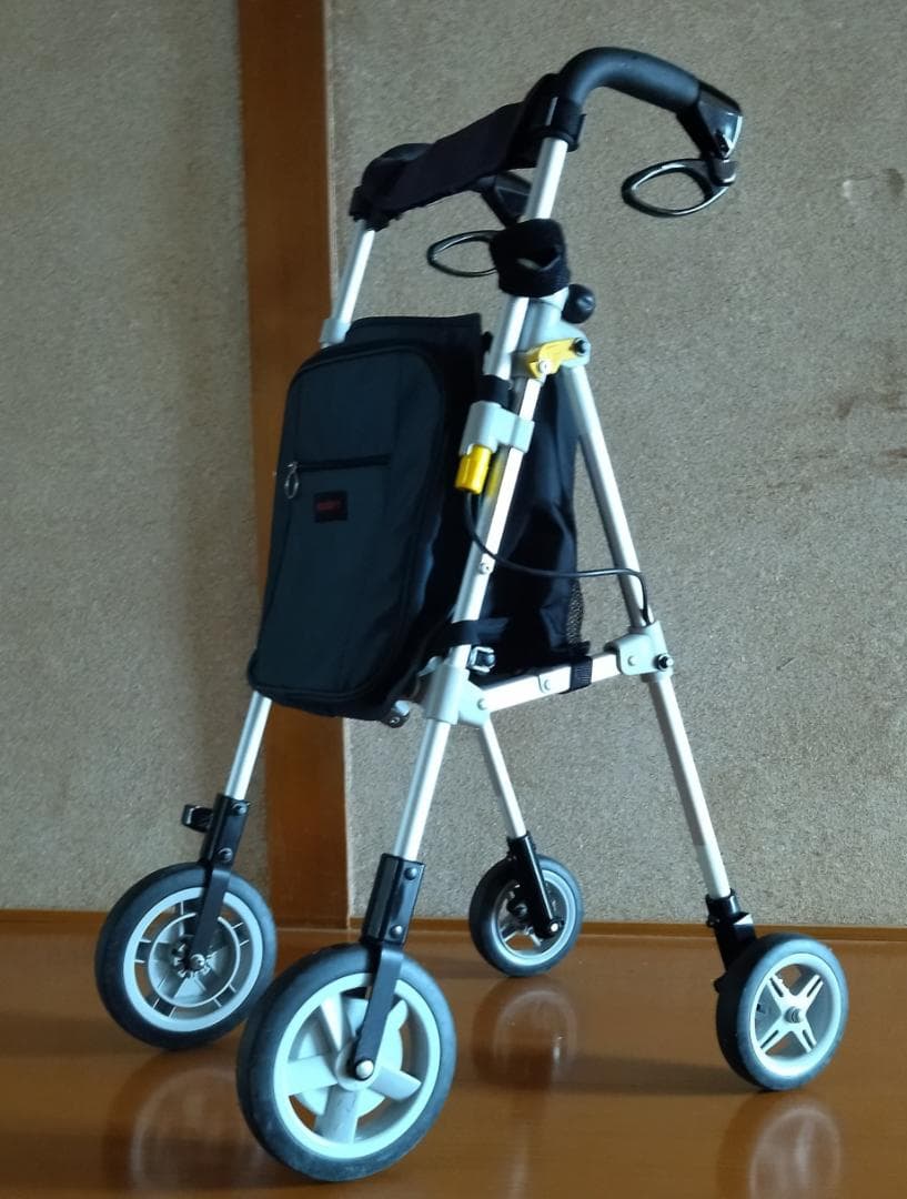 歩行器　シルバーカー　アルミ製で軽いです