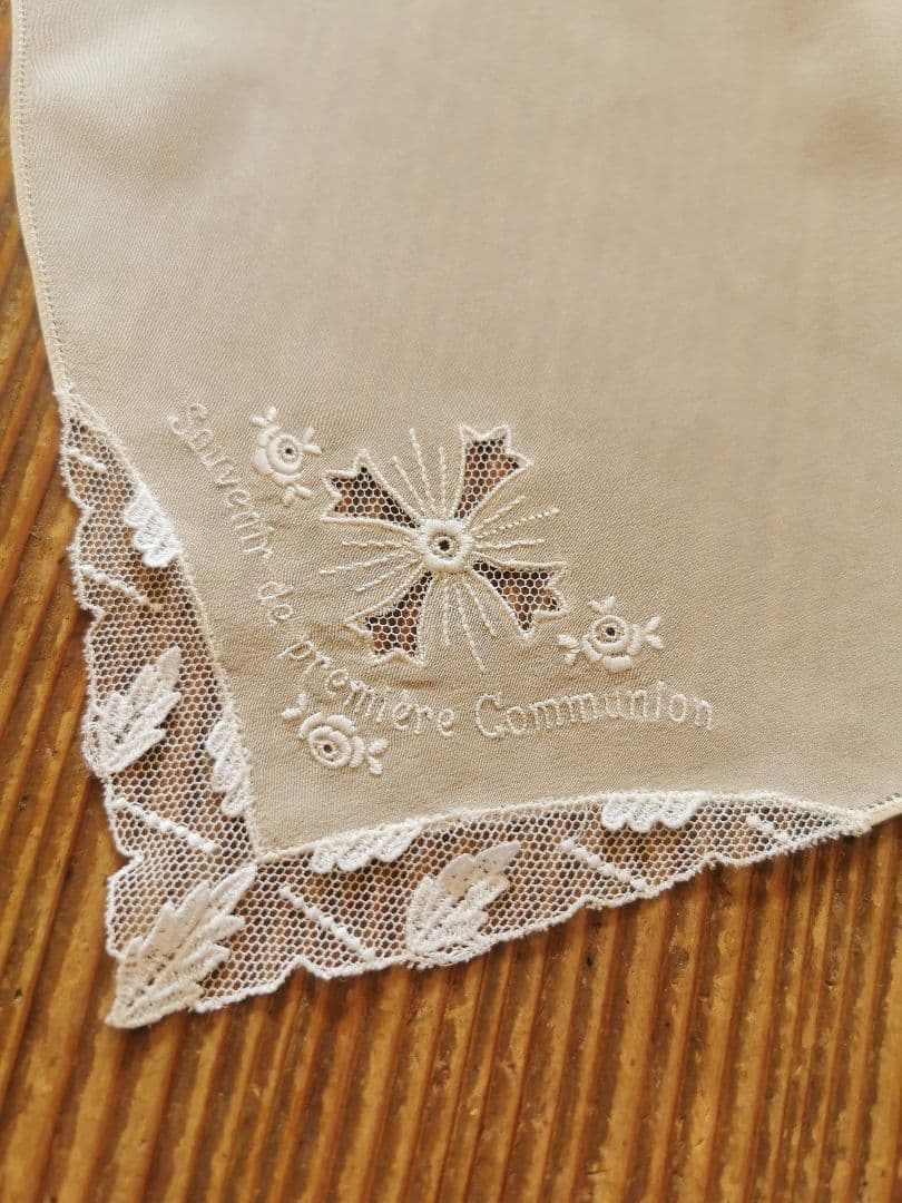 アンティークフランス 初聖体記念シルクハンカチ 羽葉チュールアップリケ 薔薇刺繍