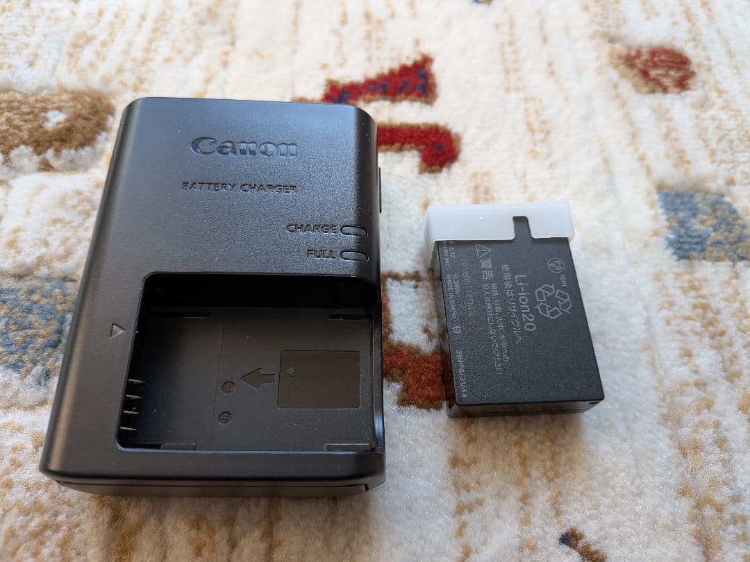 Canon　EOS M100 ホワイト　レンズキット　ミラーレス