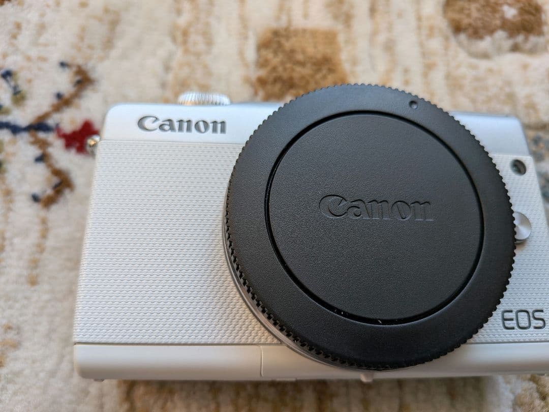 Canon　EOS M100 ホワイト　レンズキット　ミラーレス