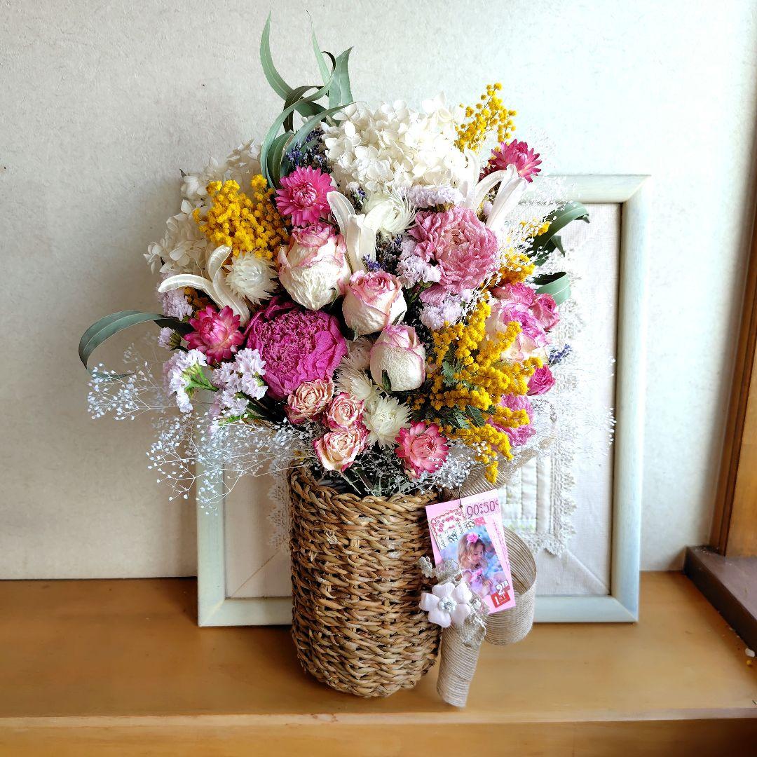 さやまま＆グリーンとピンク系小花籠付きスワッグ