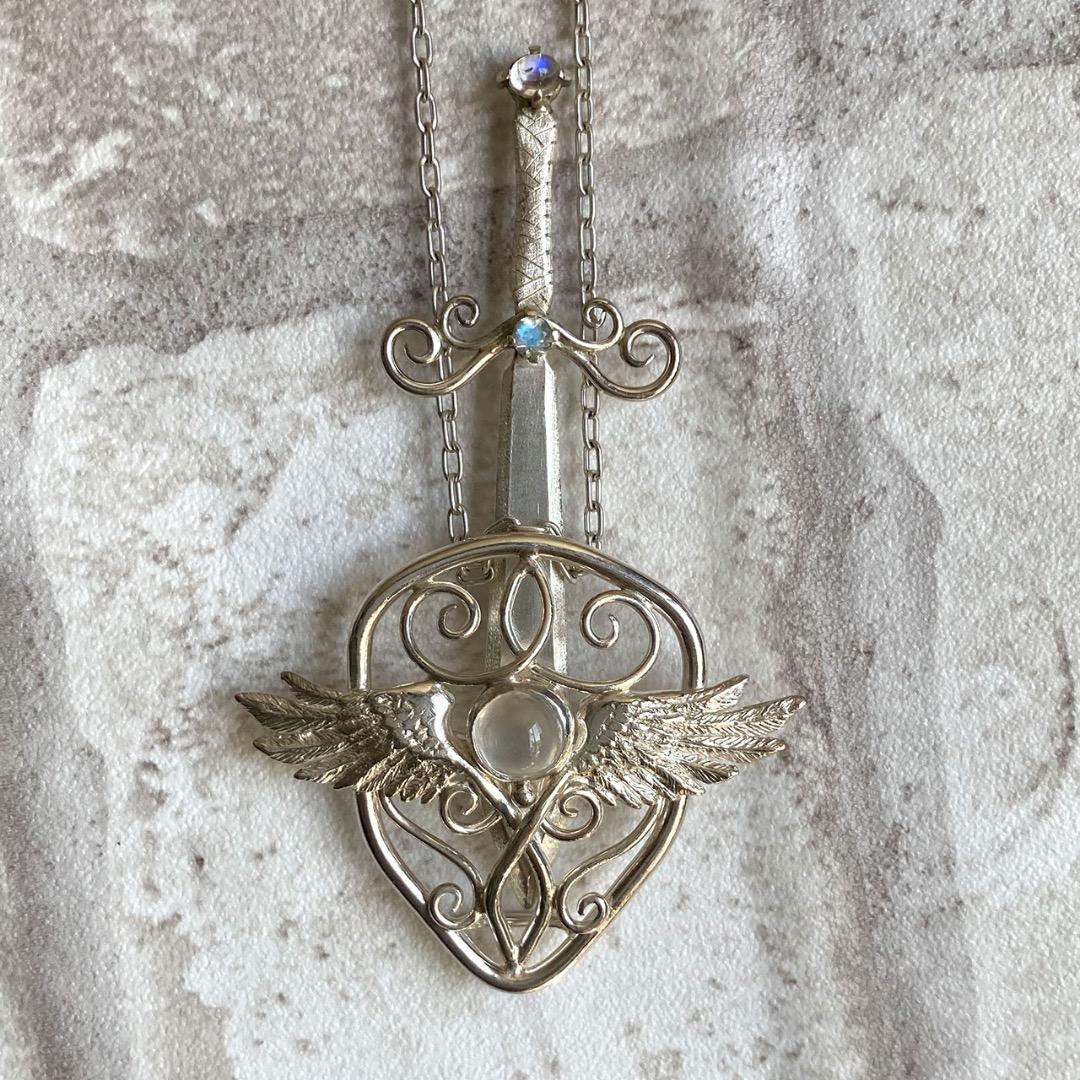 ネックレス　ハンドメイド　シルバー　ムーンストーン　剣と盾　ファンタジー3way