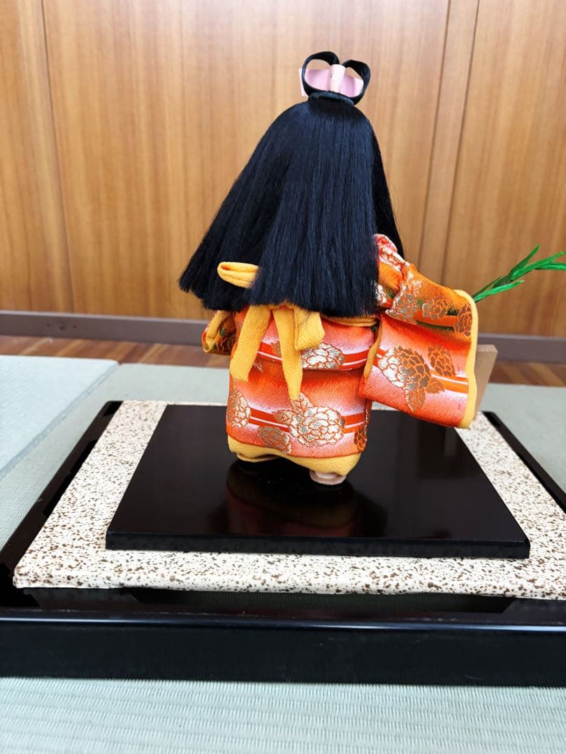 伝統的な日本人形 オレンジ色 陶器製