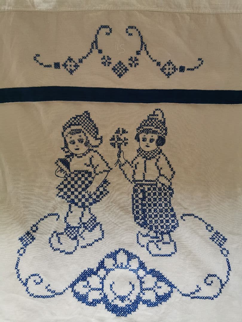 アンティーク オランダ 少女達の青糸刺繍リネン 縦長ドアカーテン 折返し幕パネル