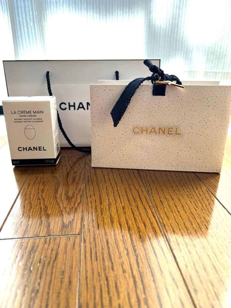 新品未使用チャーム付化粧袋入CHANEL LA CRÈME MAIN