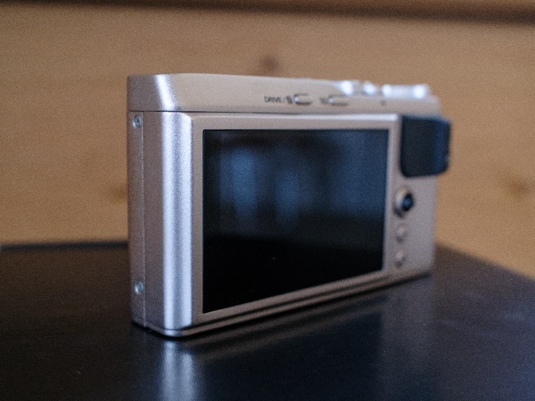 【新同美品】FUJIFILMコンパクトカメラXF10〈SDカード２枚付き〉