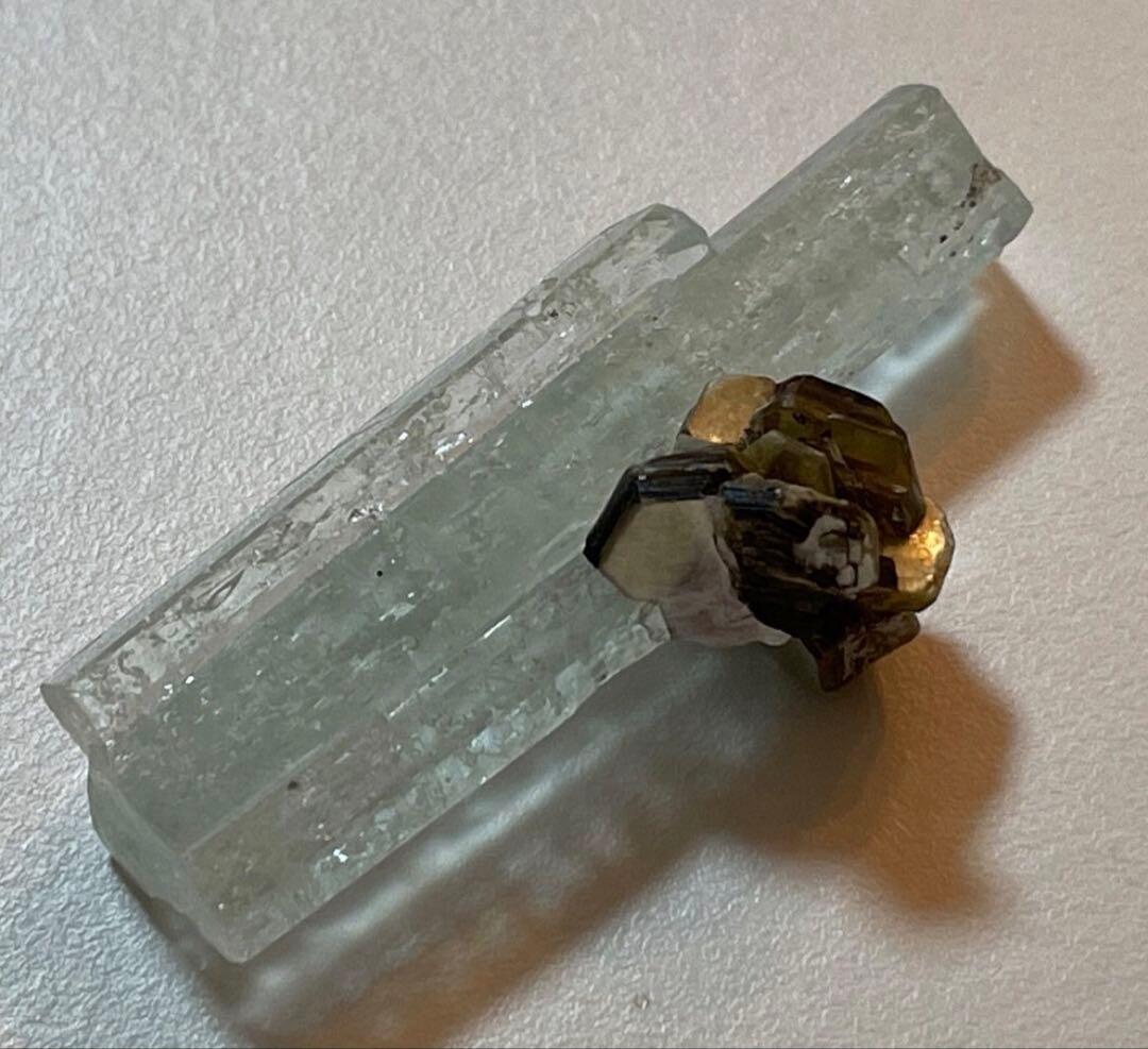 鉱物標本ブラジル メディナ マイカローズonアクアマリン　原石