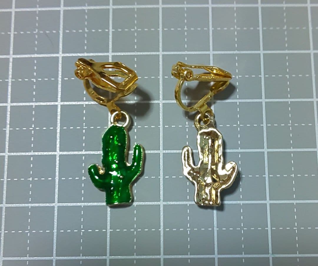 HM　クリップイヤリング　ゴールド　サボテン　グリーン　緑