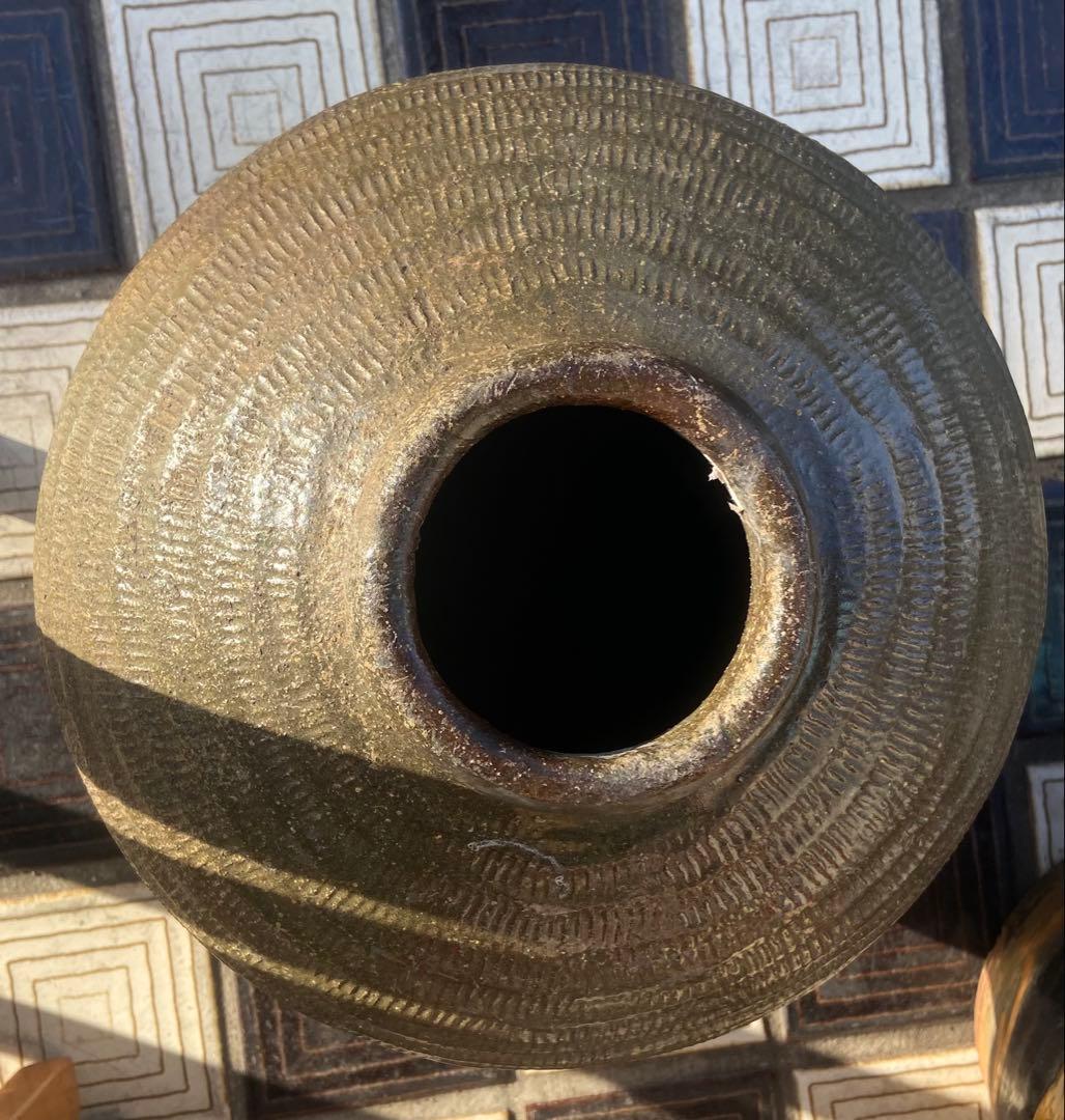 陶器製の波状模様の壺 高さ51cm