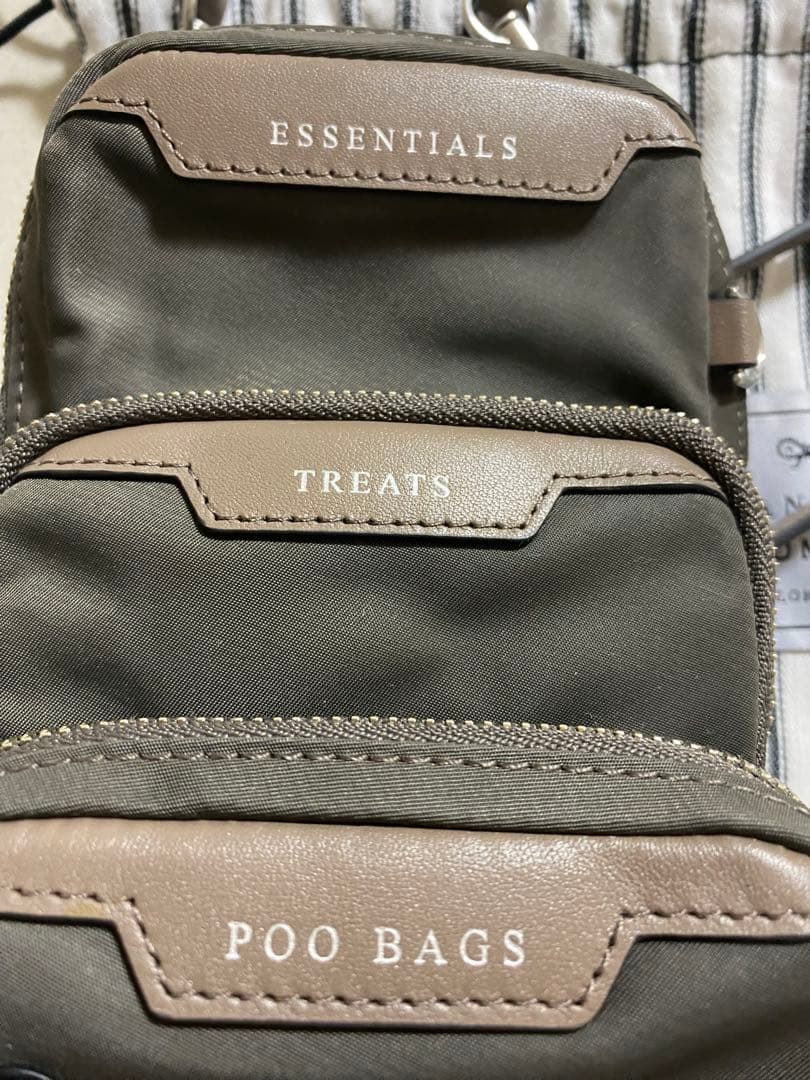 アニヤ・ハインドマーチ　Dog Essentials Crossbody 散歩