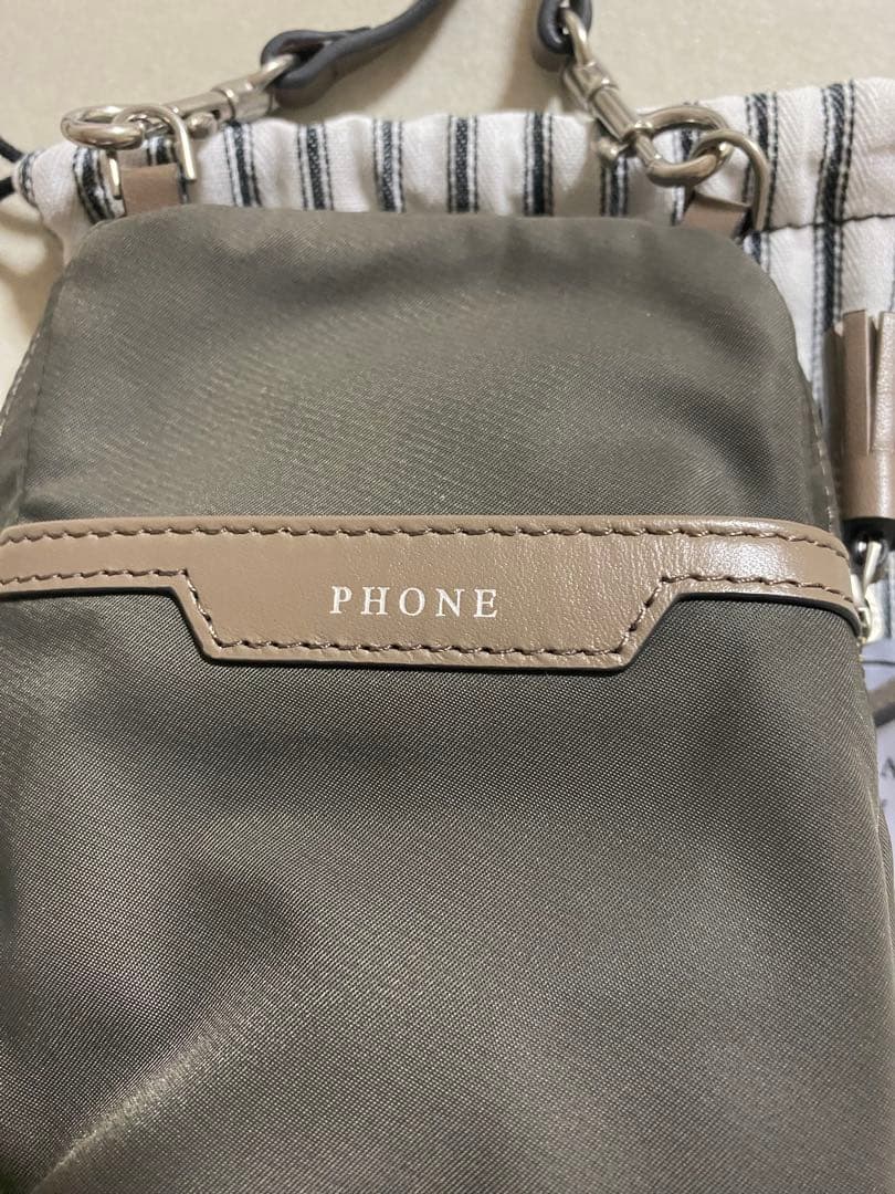 アニヤ・ハインドマーチ　Dog Essentials Crossbody 散歩