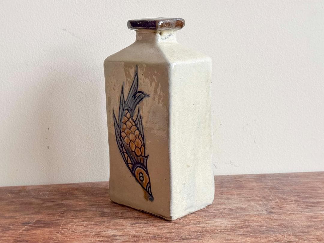 壺屋焼　古作　金城敏男作　両面魚紋彫　花器　希小品　金城次郎長男
