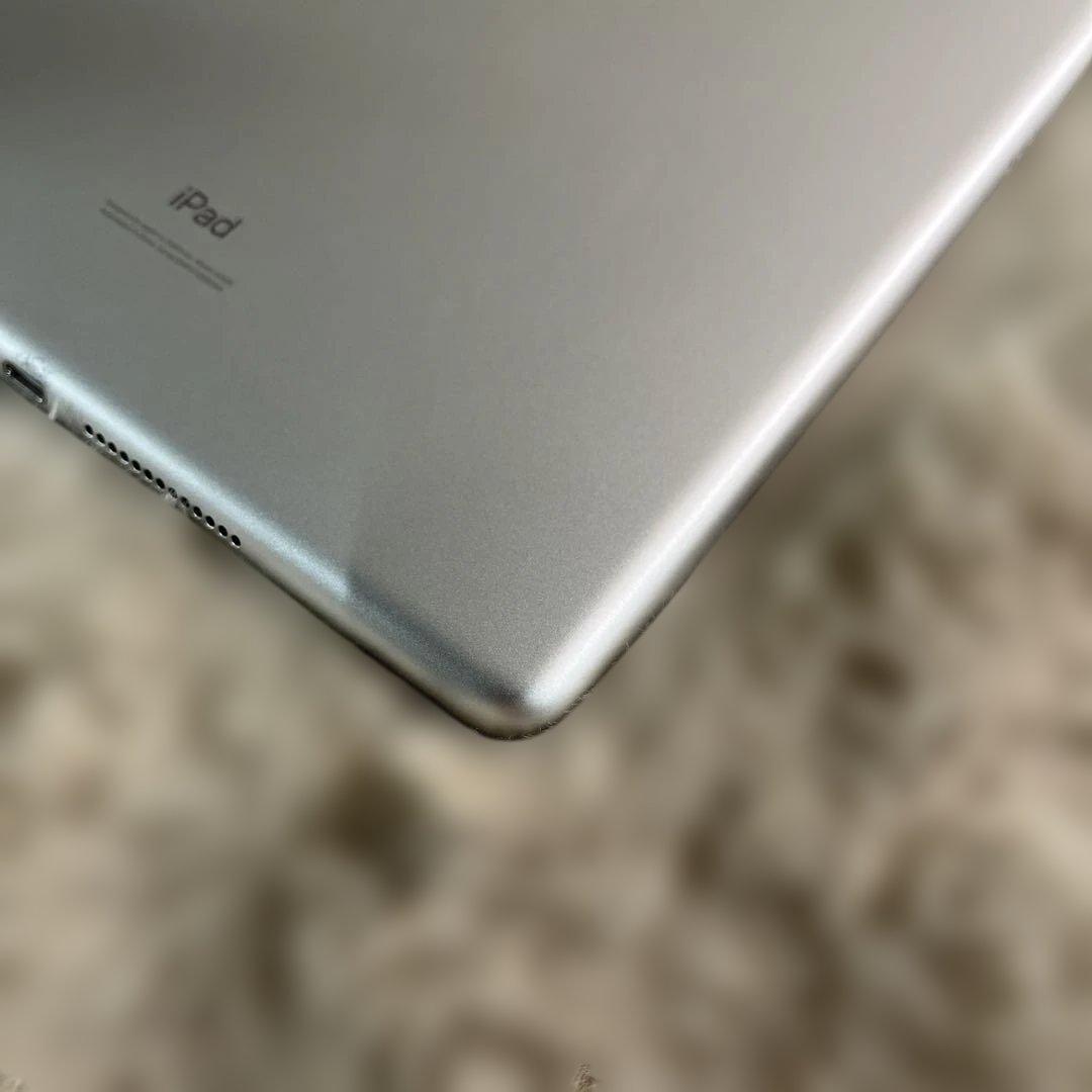 Apple iPad (第８世代) Wi-Fi + Cellular シルバー