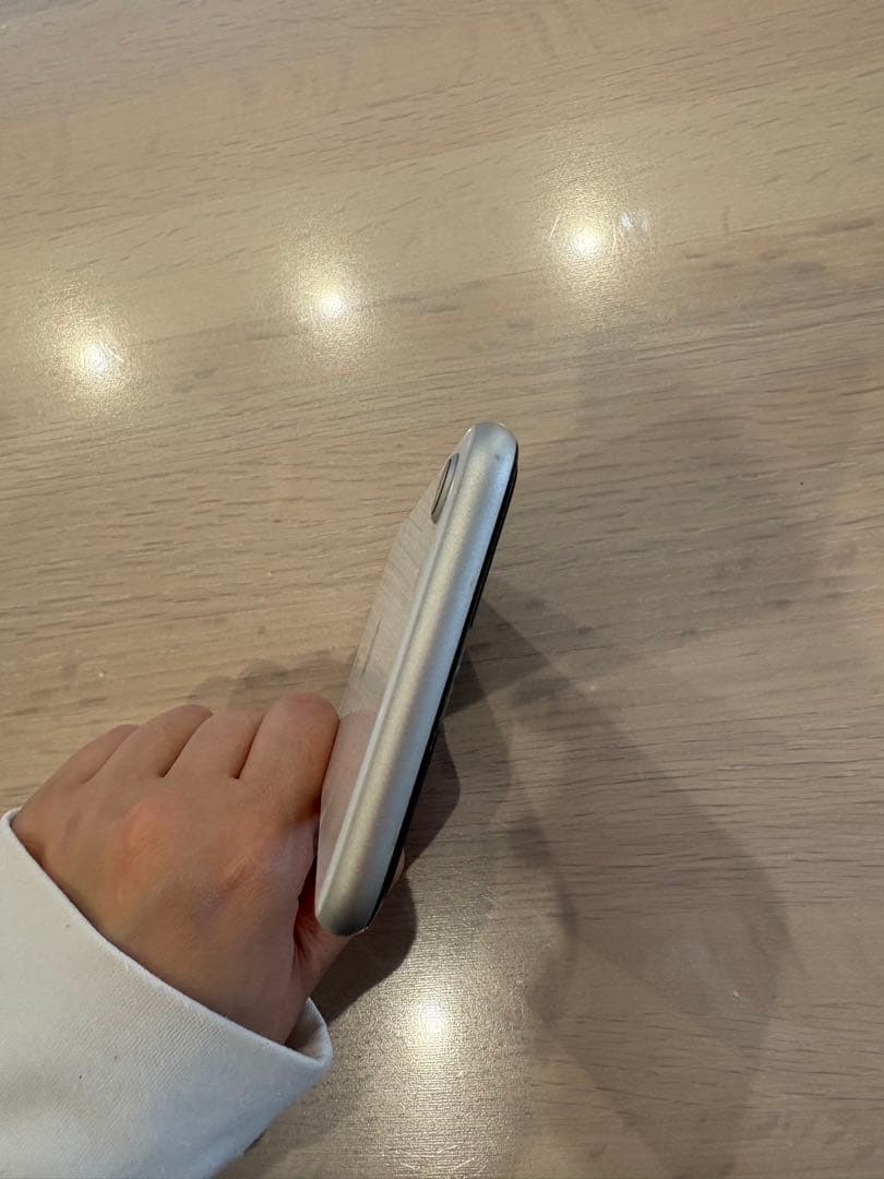 iPhone SE第三世代128GBスターライト simフリー バッテリー79%