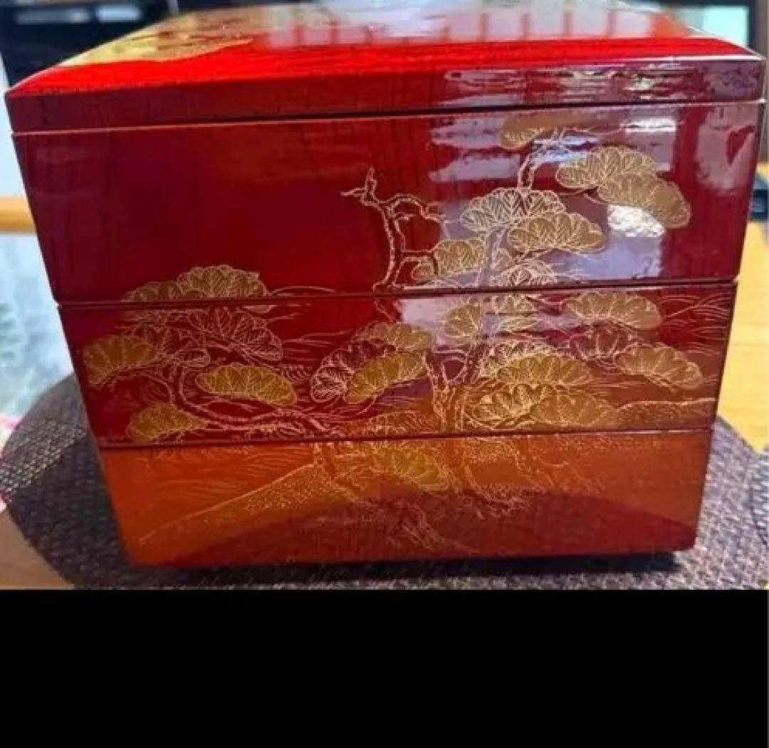 赤い漆器 重箱 金色装飾